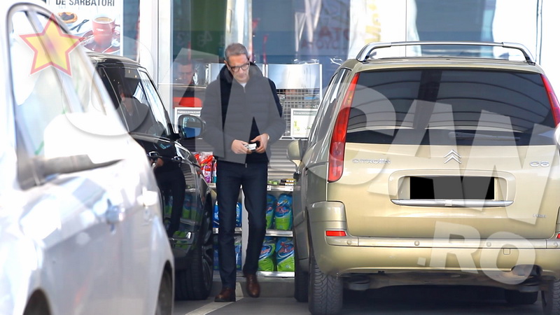 Solicita ajutorul unui angajat de la benzinarie