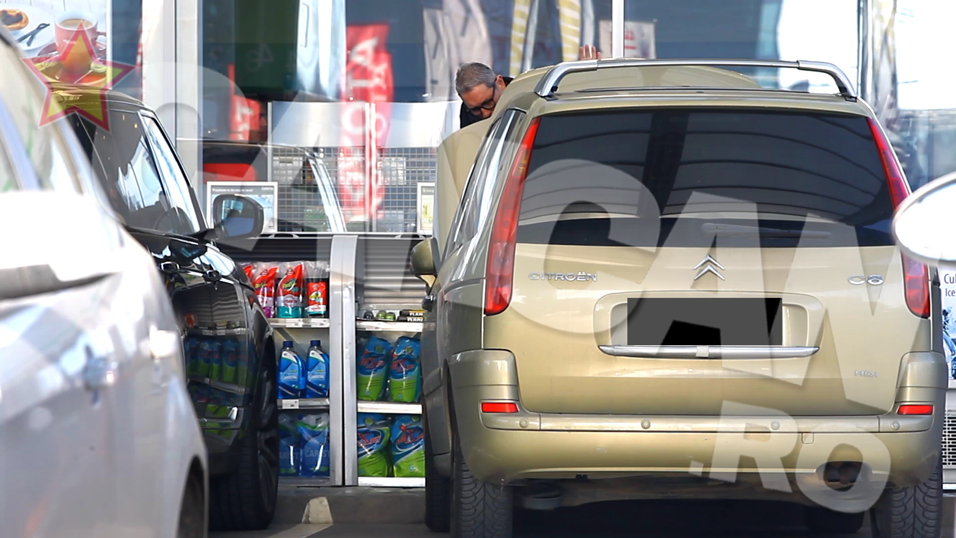 Angajatul benzinariei il ajuta pe fostul jurnalist