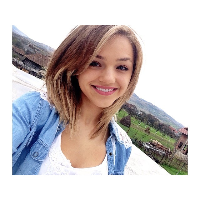 Pe langa ca este foarte talentata, tanara este si foarte frumoasa