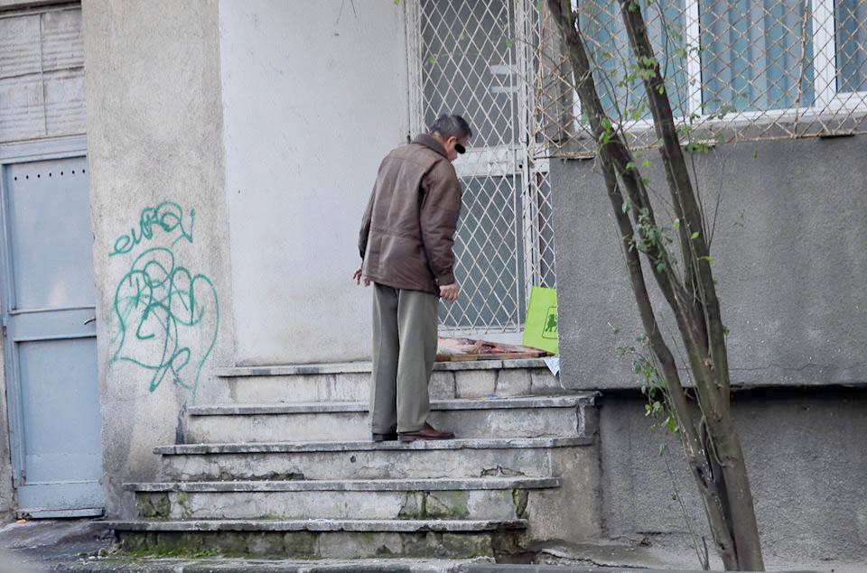 Barbatul a pus pestele pe scarile blocului si s-a gandit cateva clipe cum sa procedeze