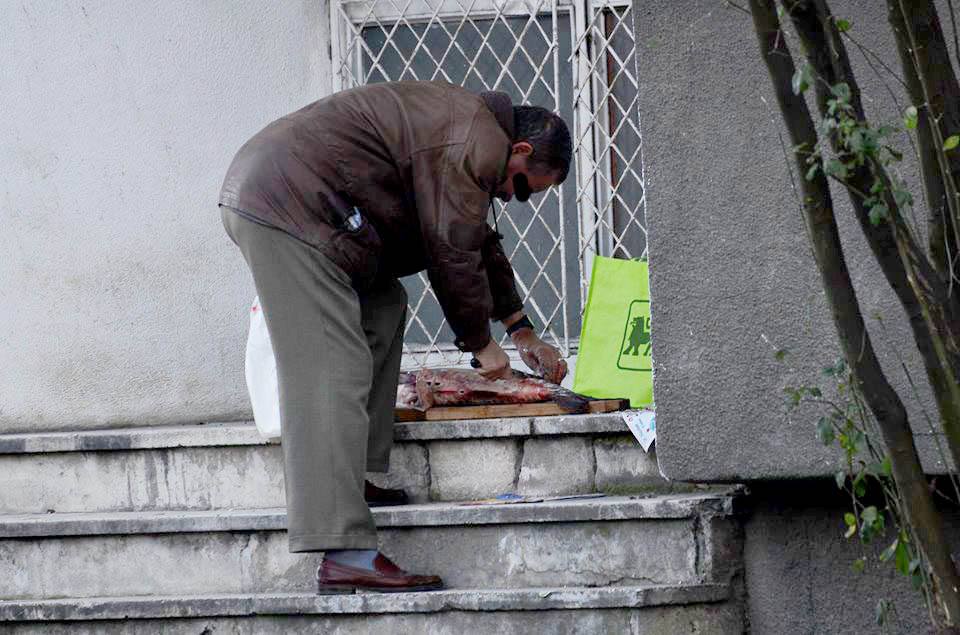 Barbatul a curatat cu atentie toti solzii