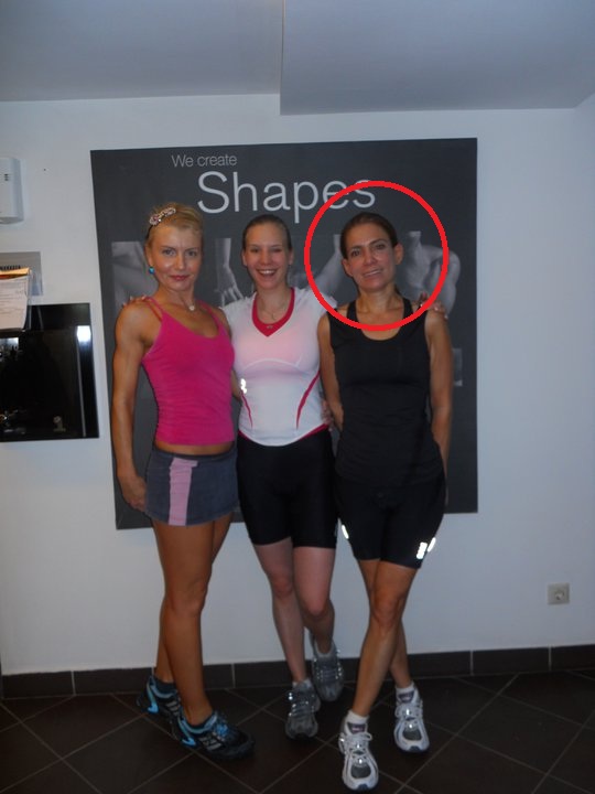 Cora Mizil se tonifica la sala de fitness