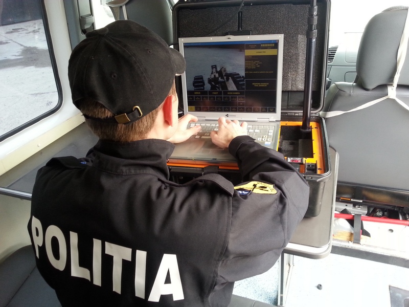 Mihai controleaza cu ajutorul unui laptop robotul care trebuie sa se 