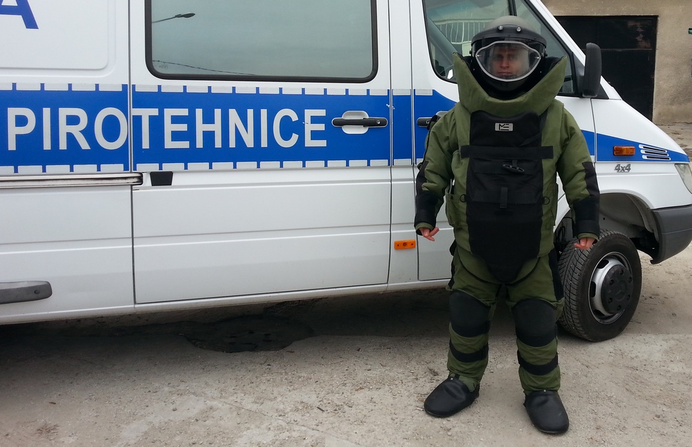 Costumul lui Mihai are 40 de kilograme, este facut din kevlar si placi ceramice si poate rezista unei explozii provocate de un kilogram de TNT