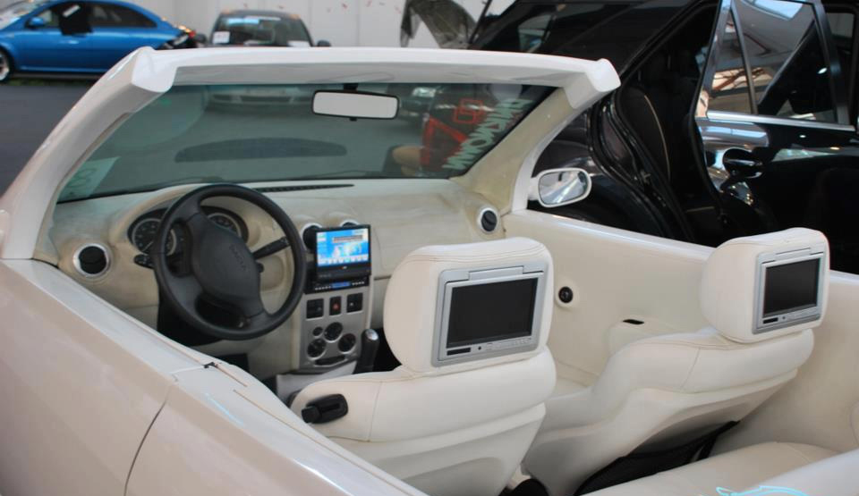 Loganul decapotat este dotat cu un sistem multi-media ultra performant