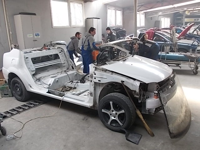 Plafonul caroseriei de Dacia Logan a fost inlaturat