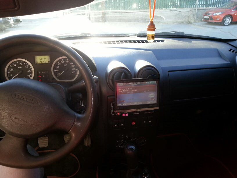 Interiorul masinii este dotat cu scaune sport si un sistem audio performant, pastrandu-se elementele de interior ale loganului