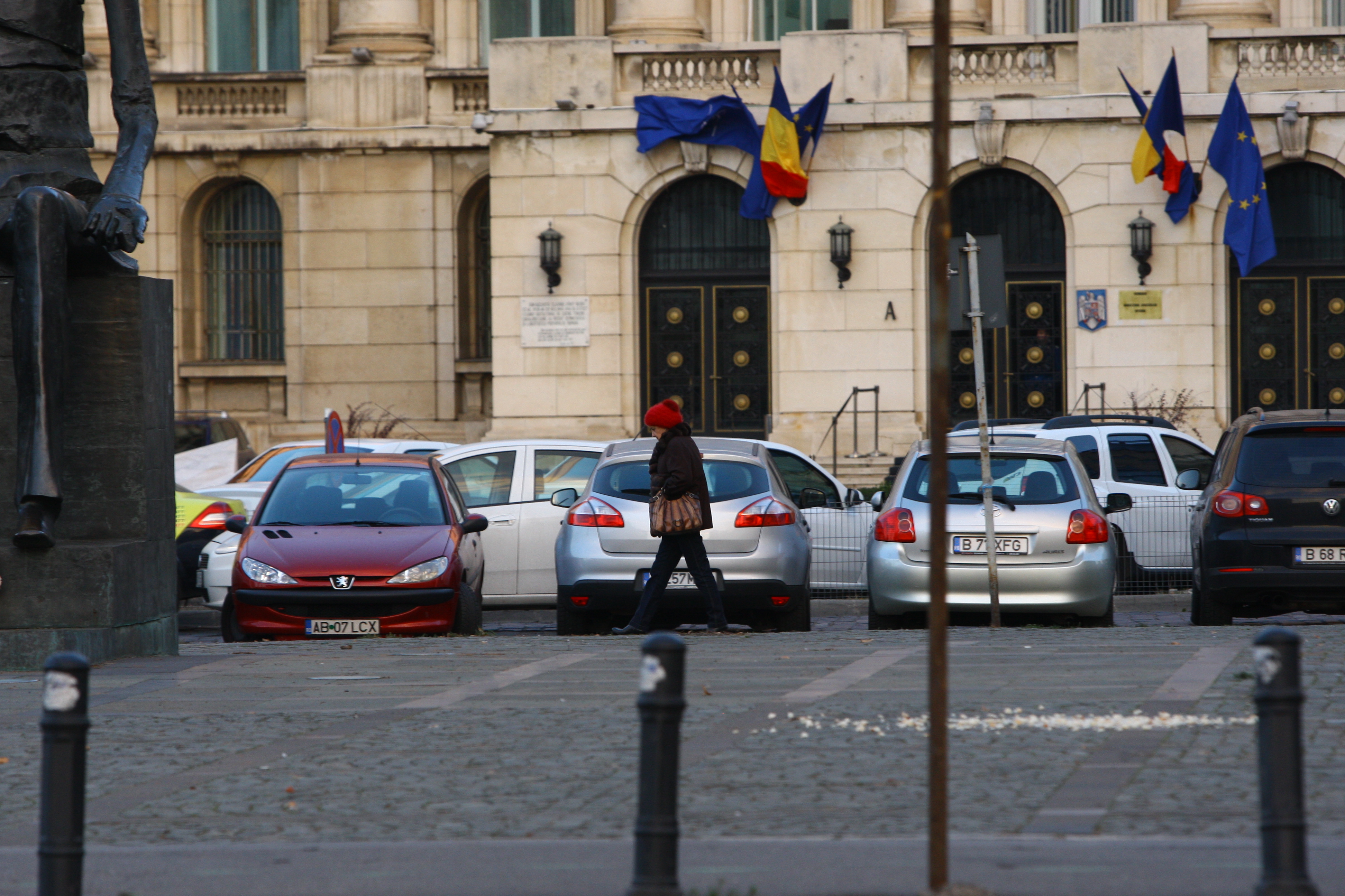 Dupa ce si-a parcat masina, soacra Elenei Basescu a preferat sa se plimbe putin