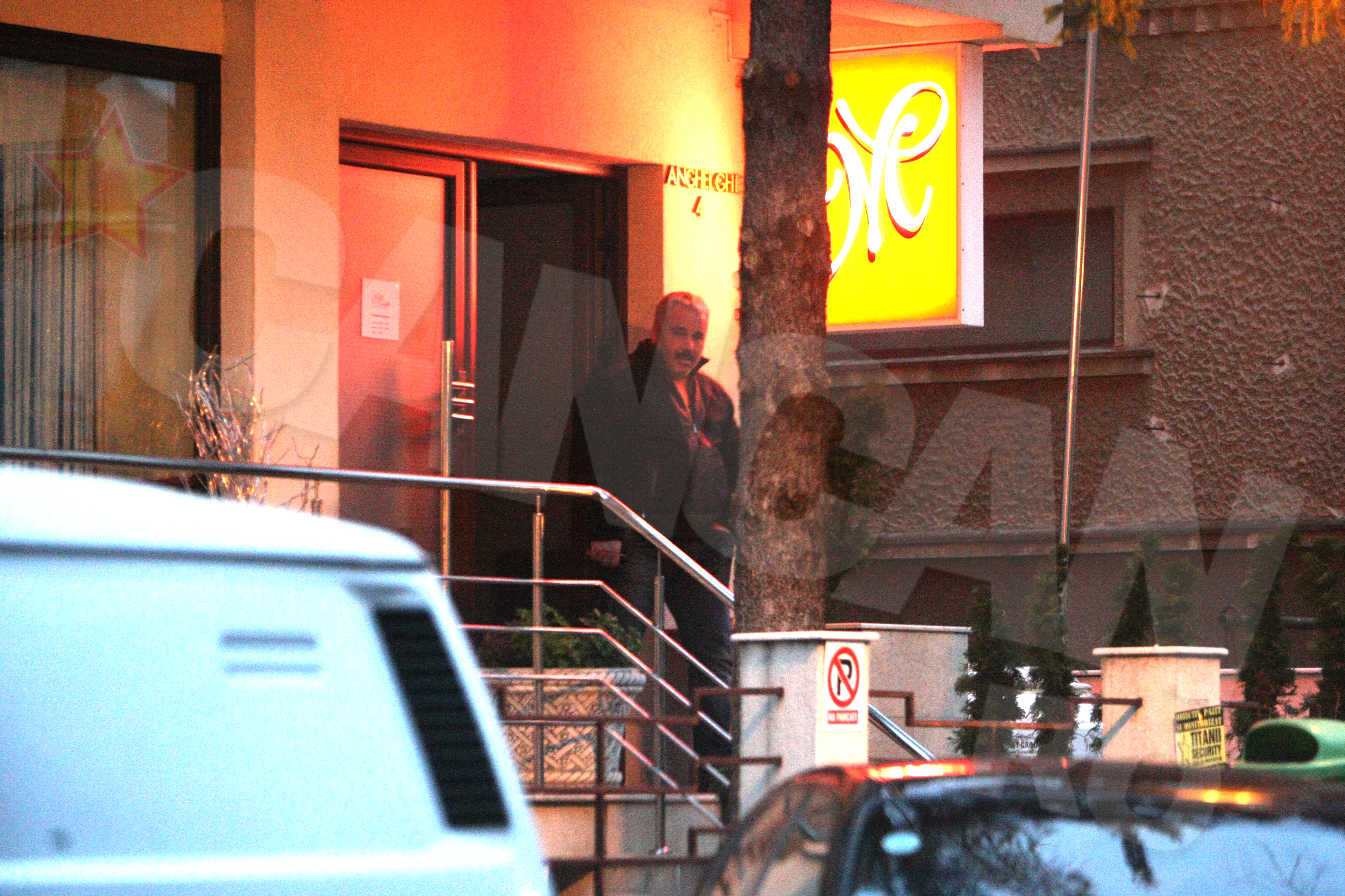 Sile Camataru iese primul si se indreapta spre masina