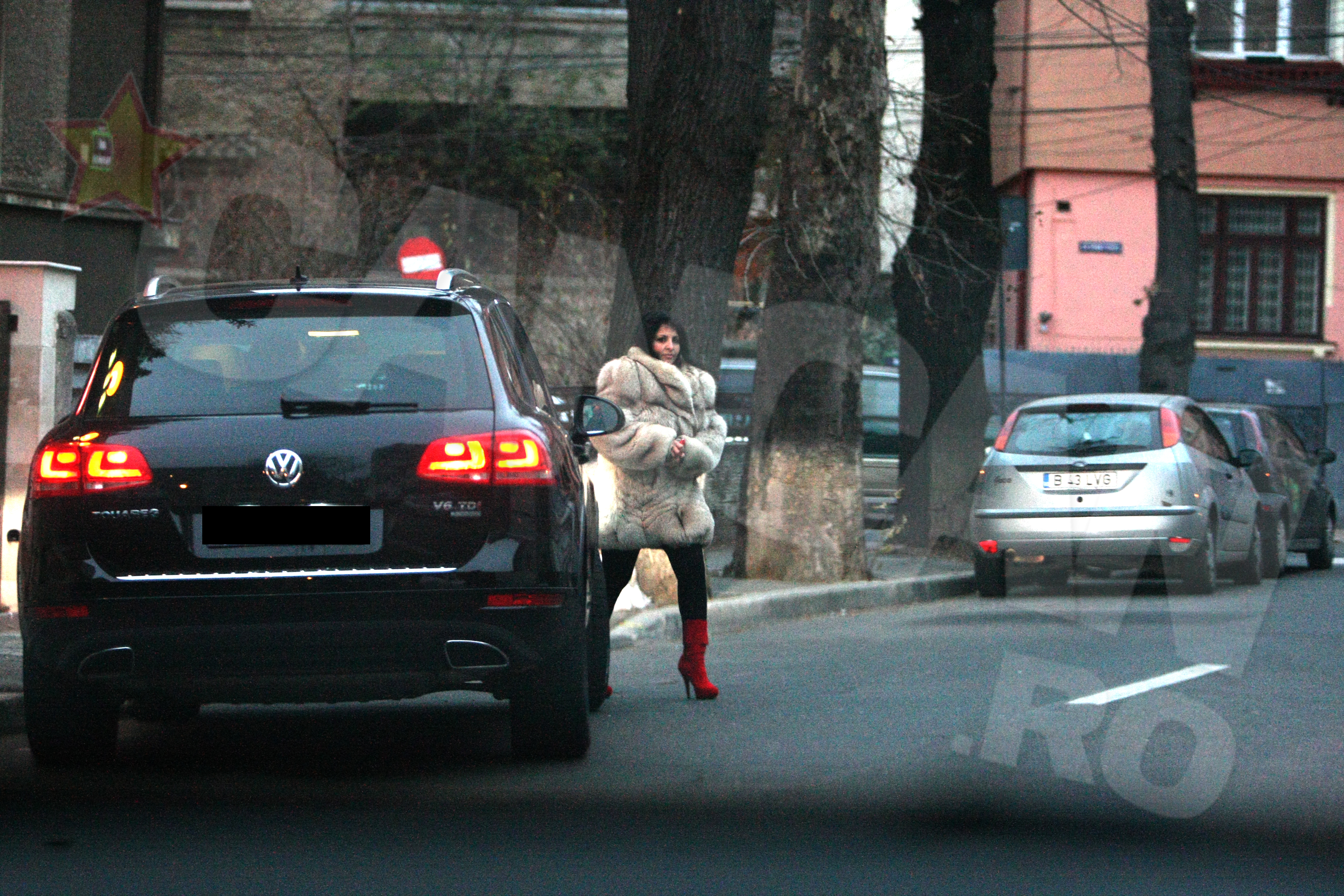 Mirela pare extrem de incantata dupa vizita la salon