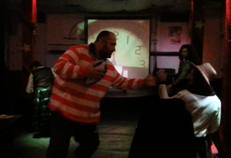 Barbatul ne-a spus ca multi colegi ii spun ca este sarit, ca s-a apucat de teatru