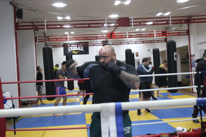 Luptatorul ne-a spus ca in ultima gala a luptat cu un picior paradit