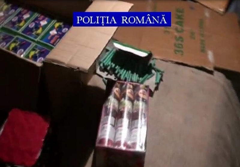 Politia Capitalei a facut mai multe razii intr-un complex comercial si au confiscat pana acum peste 150.000 de articole pirotehnice