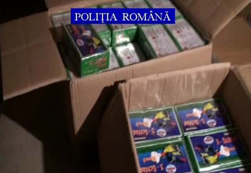 De frica raziilor facute de politisti, vanzatorii vand petarde si artificii pe sub taraba