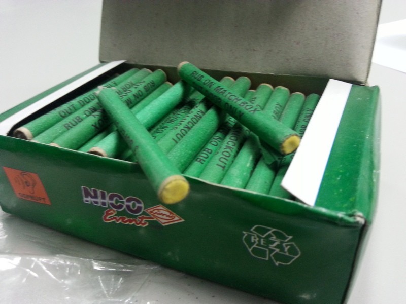 O cutie de petarde cu trei focuri costa 10 lei