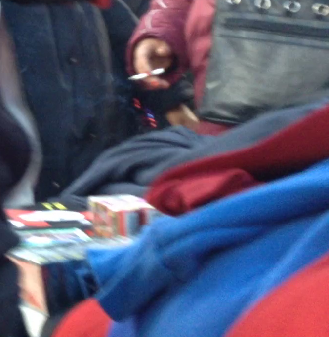 Petardele si artificiile erau ascunse printre hainele expuse la vanzare