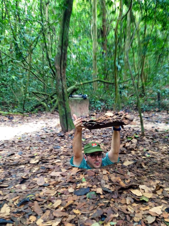 Avocatul a testat transeele in care au supravietuit vietnamezii