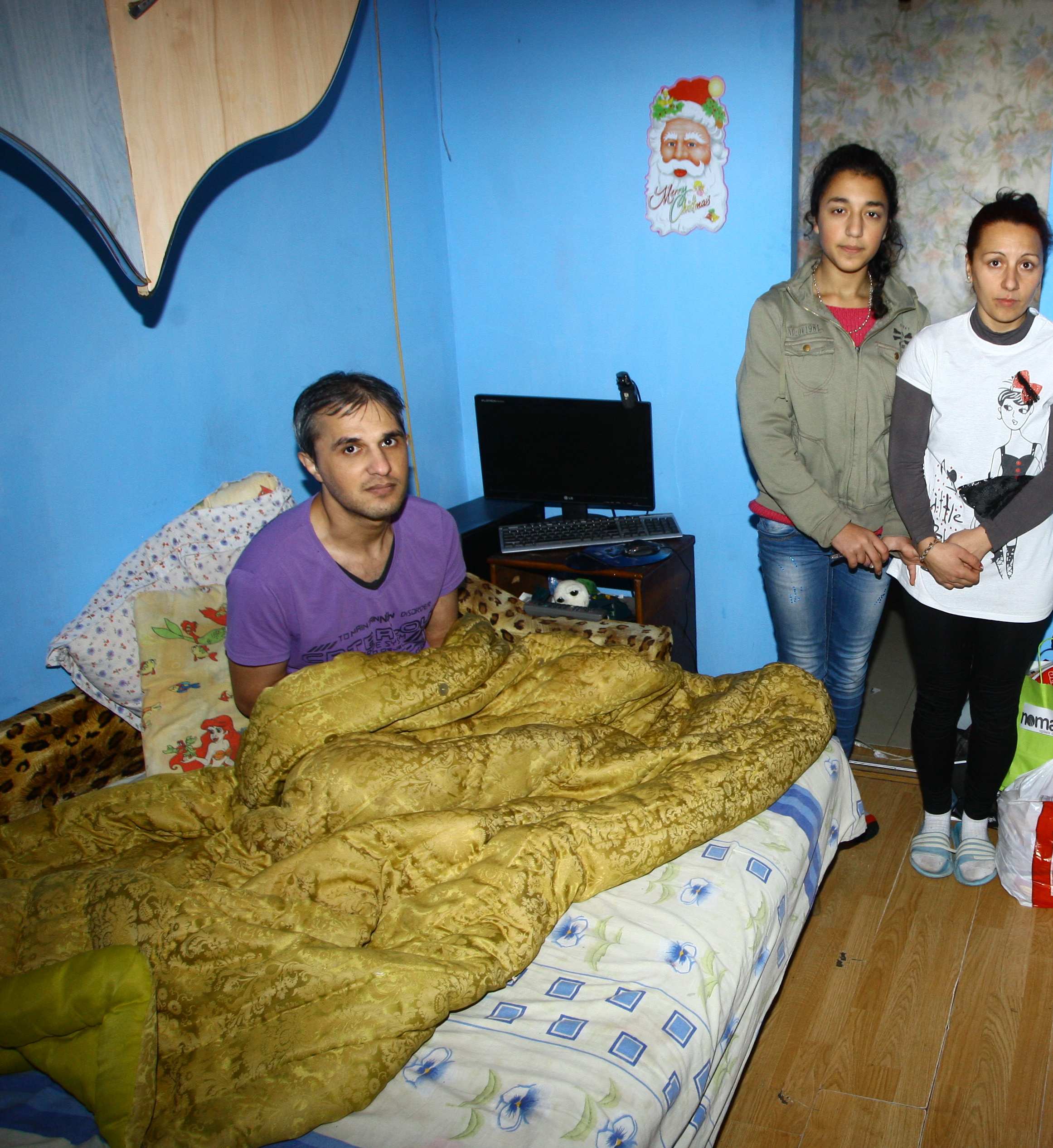 Adina are grija de sotul imobilizat la pat si de fiica bolnava de epilepsie