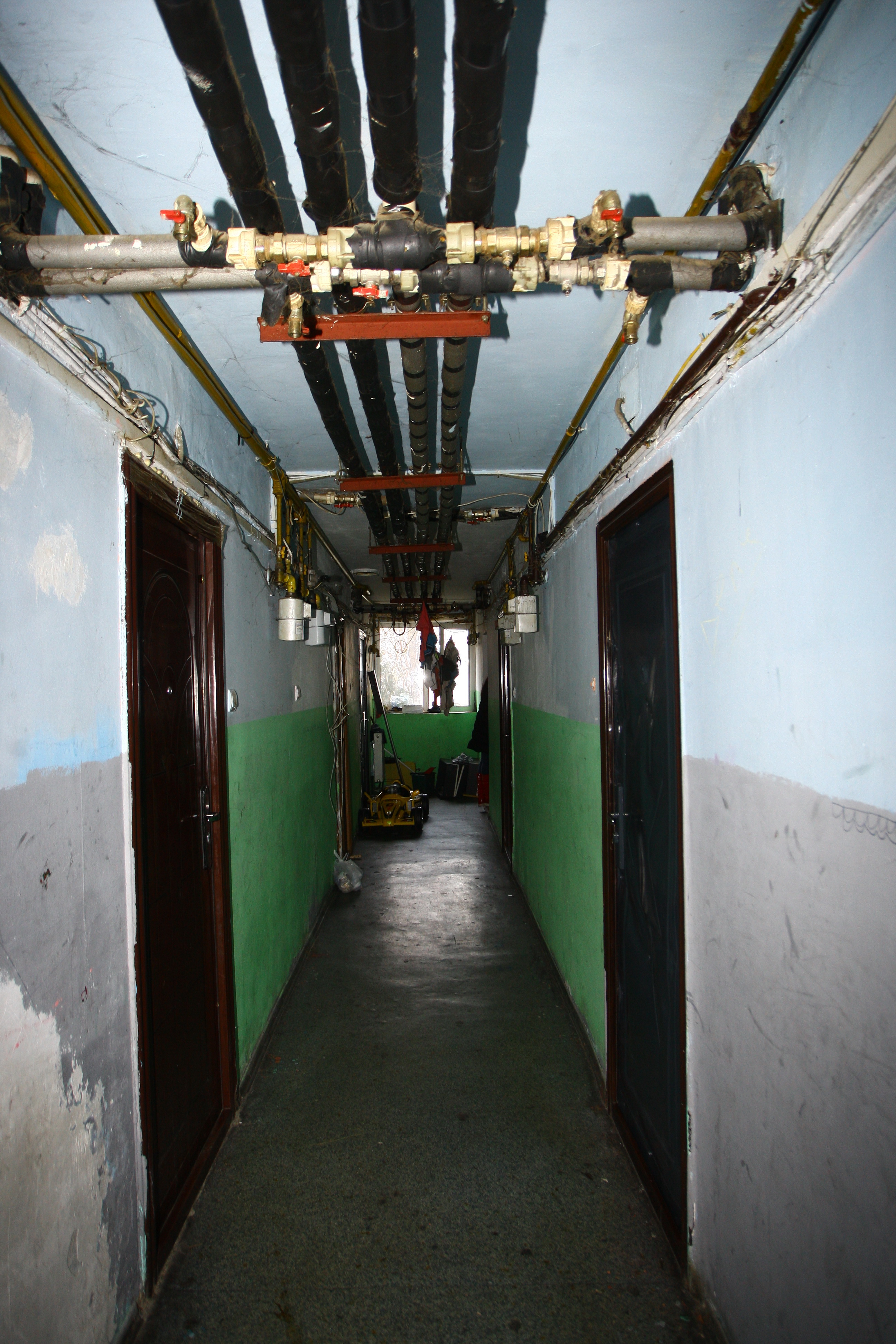 Asa arata scara in care locuiesc Romeo, Adina si Alisa