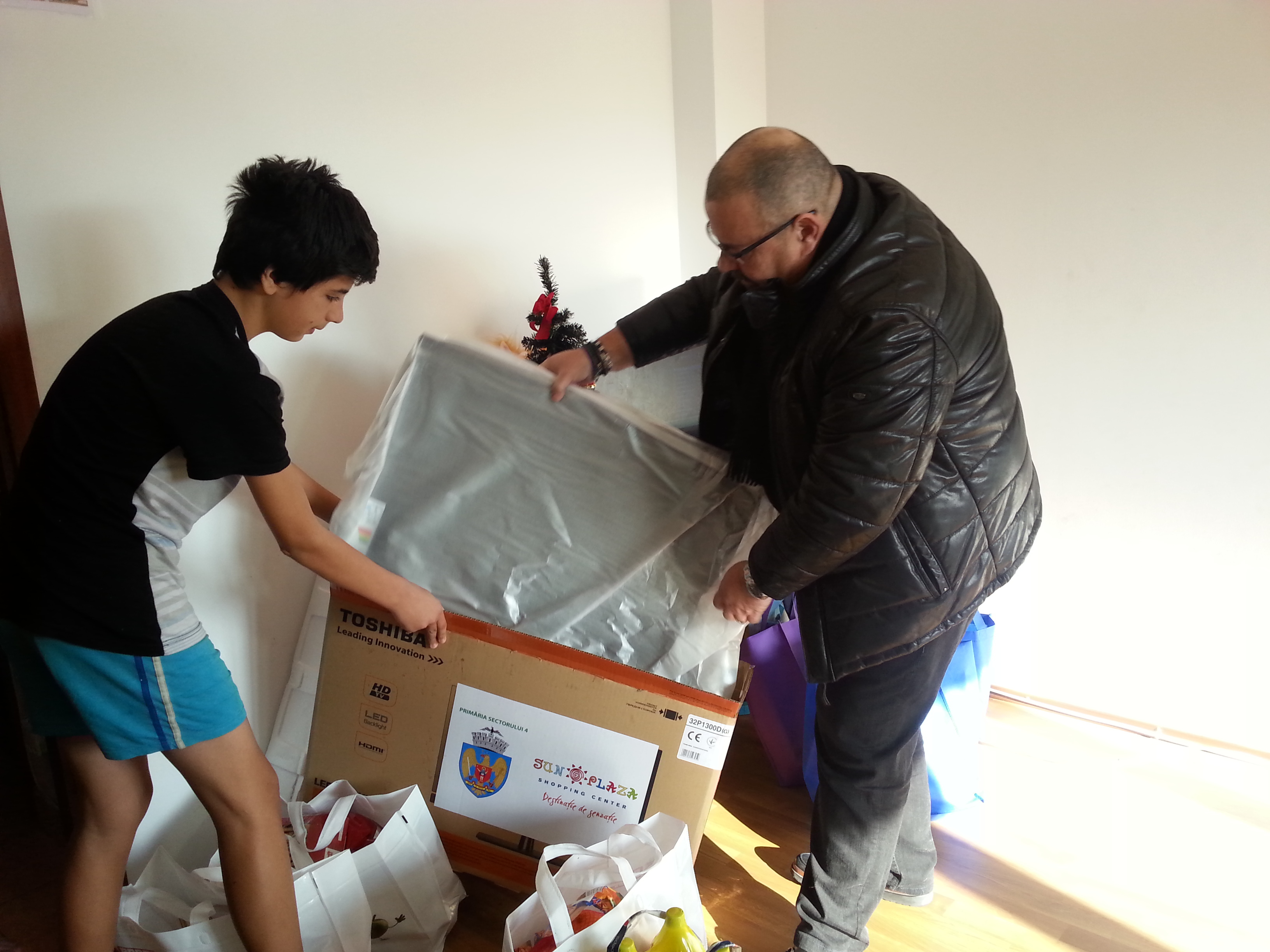 Piedone ofera cadouri unei familii sarace - 5