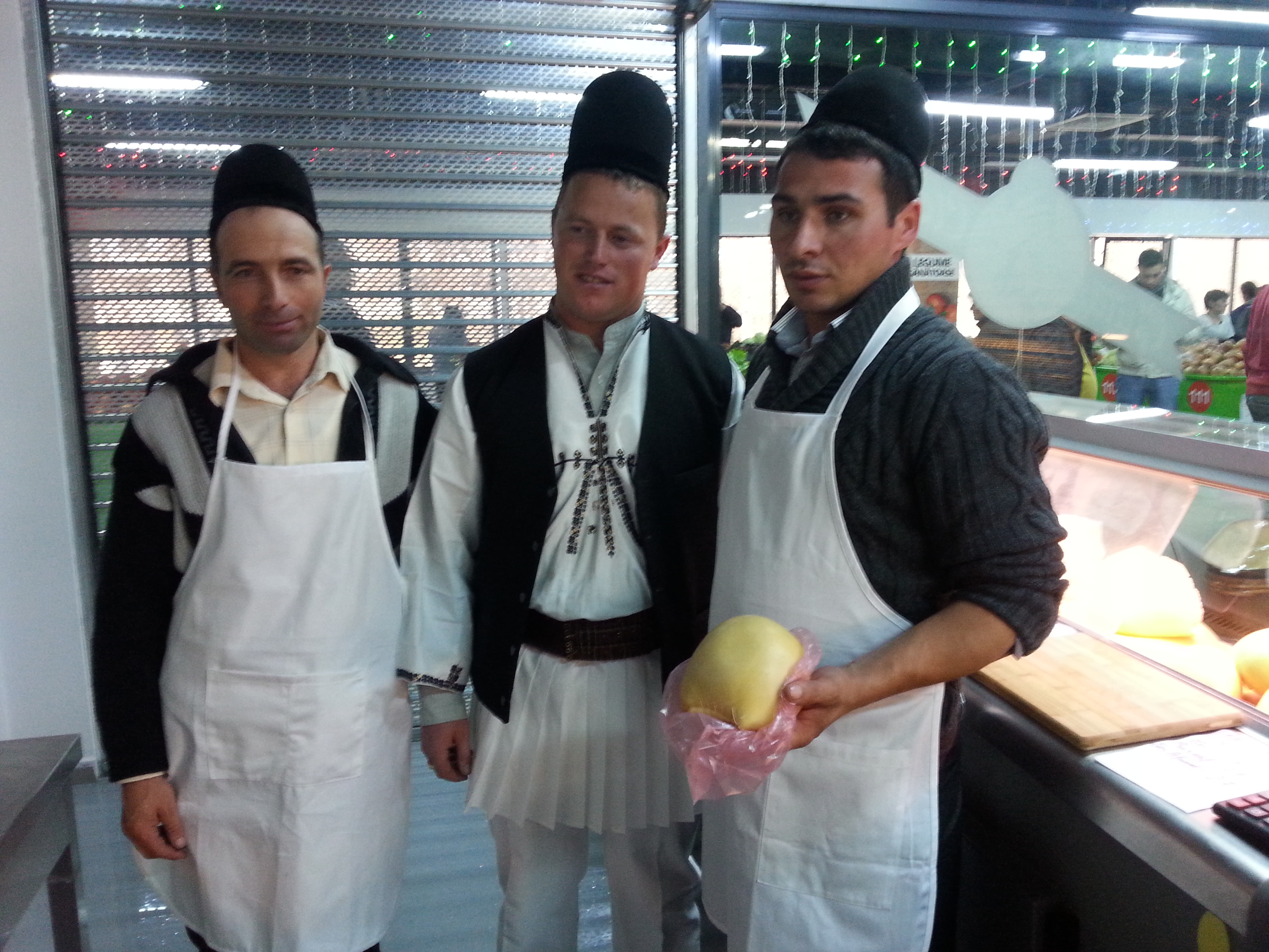 Ghita Ciobanul este ajutat la magazin de rudele sale