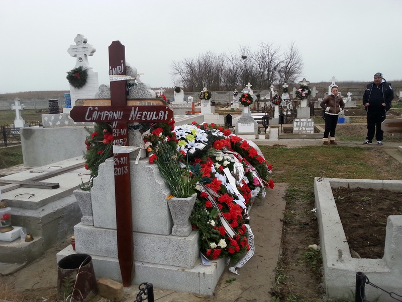 Nea Nicu a fost condus pe ultimul drum de cateva sute de persoane, care au venit din trei comune