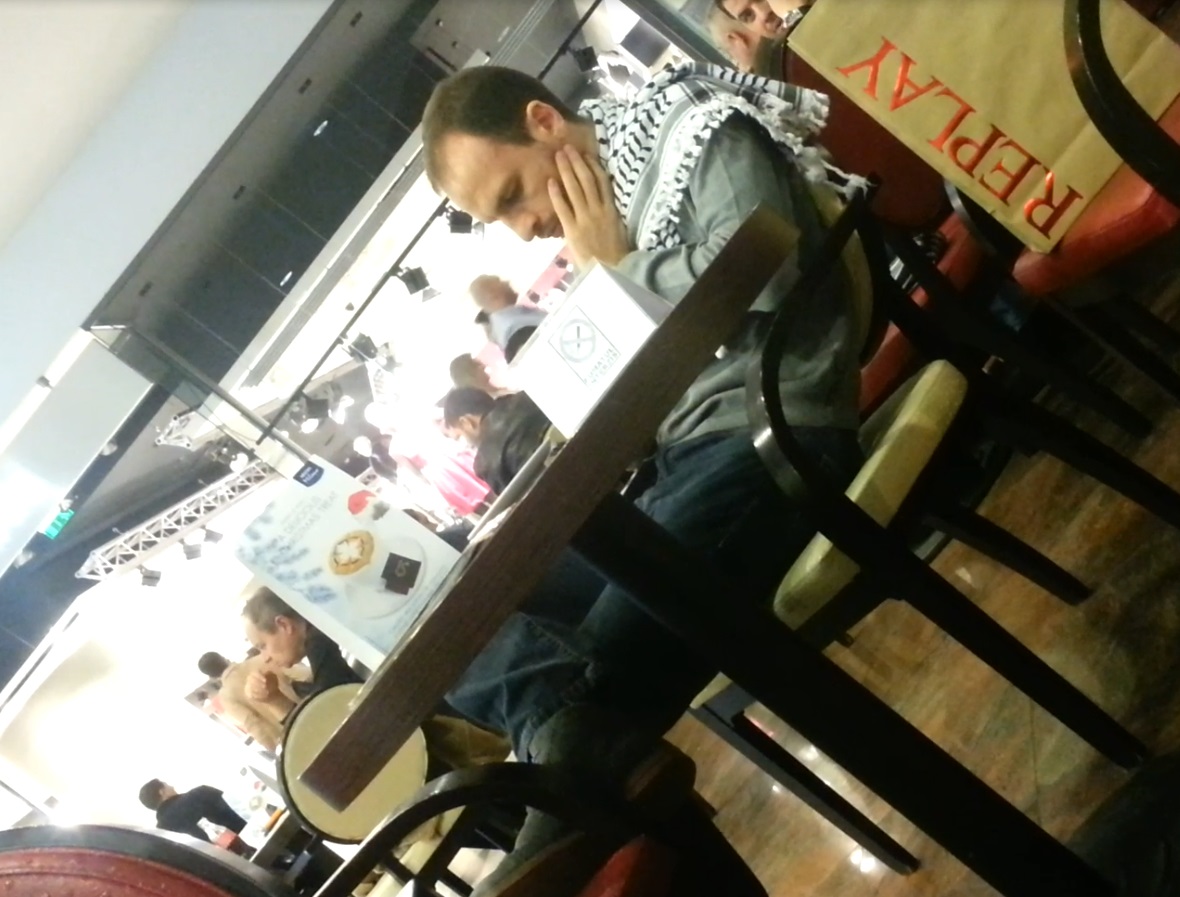 Medicul are langa el o o punga cu produse cumparate de la unul din magazinele vizitate