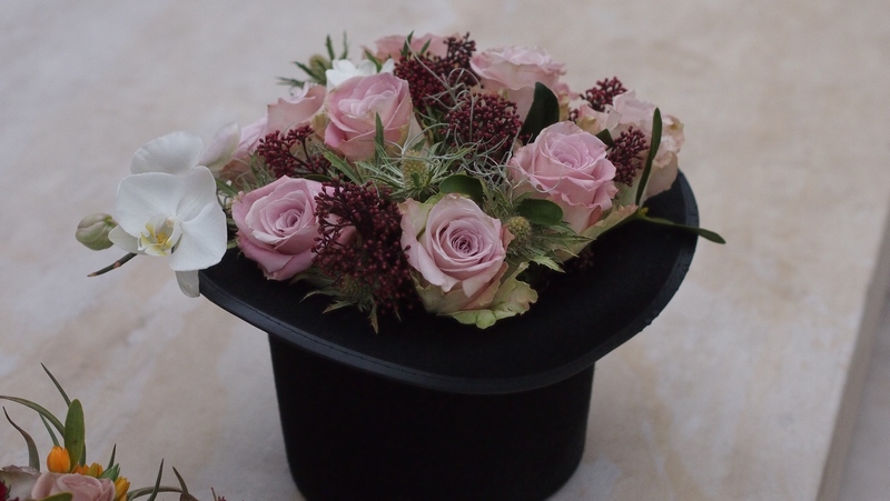 Jobenul de pe mormantul maestrului este plin cu trandafiri