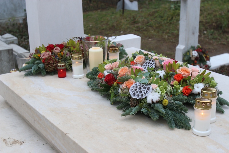 De fiecare data cand venea, sotia regretatului cineast avea grija sa aduca flori si sa aprinda lumanari la capatiul artistului