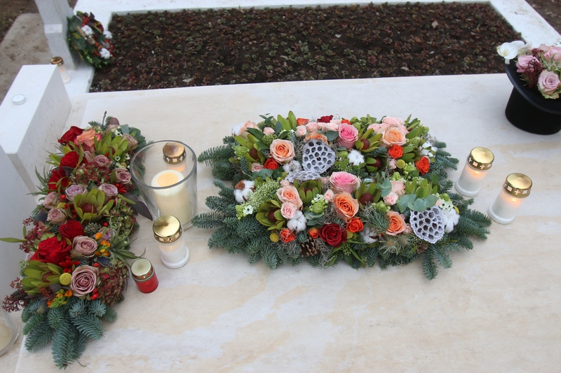 Vaduva regizorului i-a adus mai multe lumanari si coronite de flori