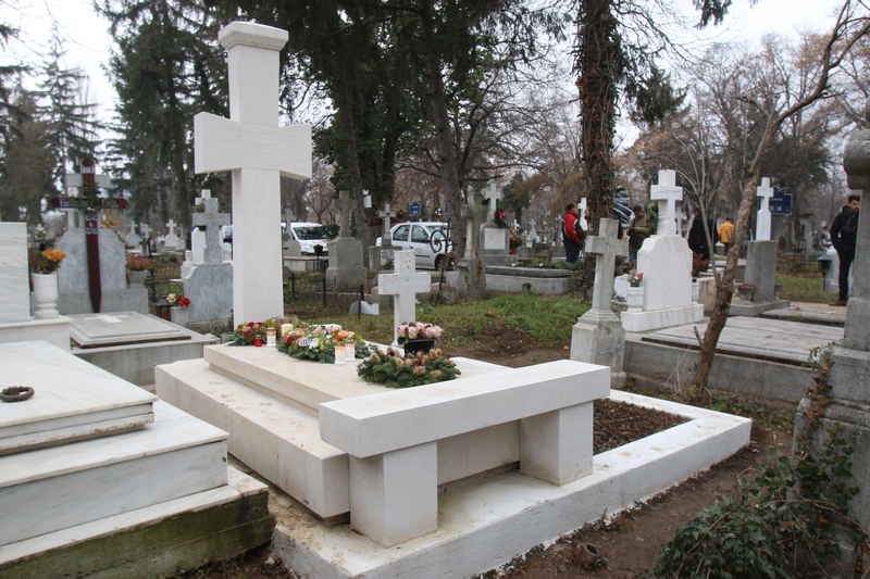 Pana la orele pranzului nu au venit decat doi, trei curiosi sa vada mormantul de piatra alba al maestrului