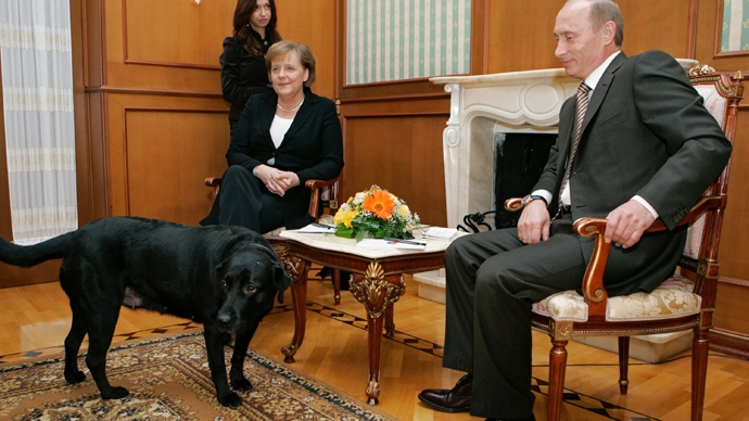 Putin si-a luat labradorul la o intalnire cu Angela Merkel