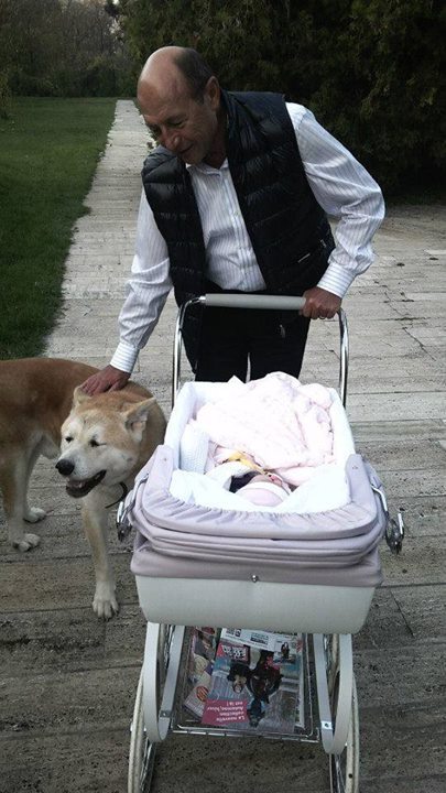 Traian Basescu la plimbare cu nepotica Sofia si unul din cainii familiei