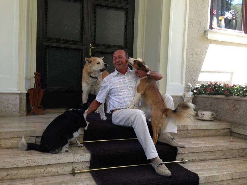 Presedintele pe scarile casei