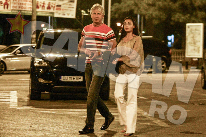In vara, ministrul Fondurilor Europene a fost pozat de paparazzii nostri in timpul unei plimbari romantice cu o alta tanara, care parea sa-i tina de urat dupa divort