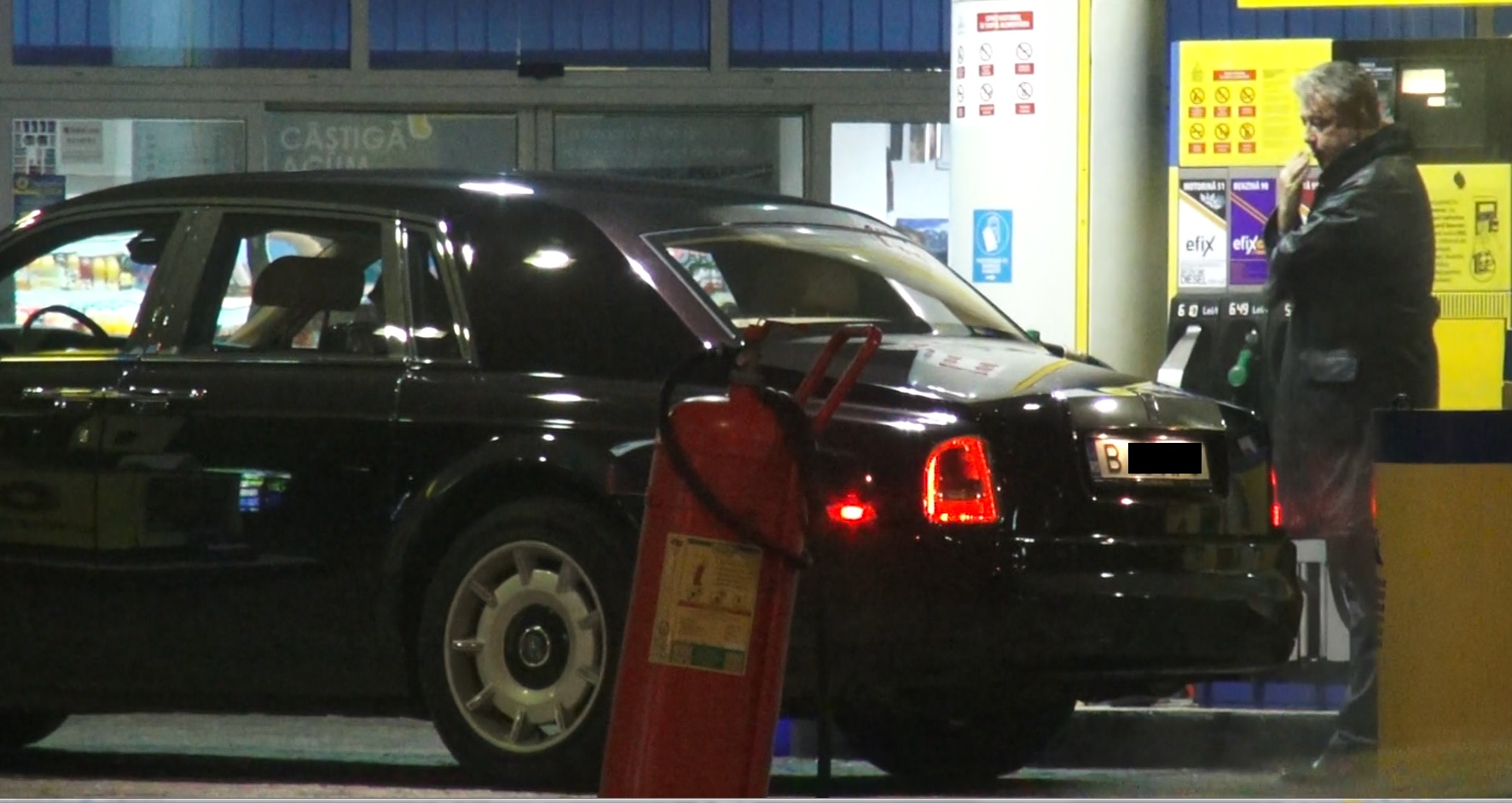 Afaceristul si-a umezit un deget, dupa care si-a sters masina