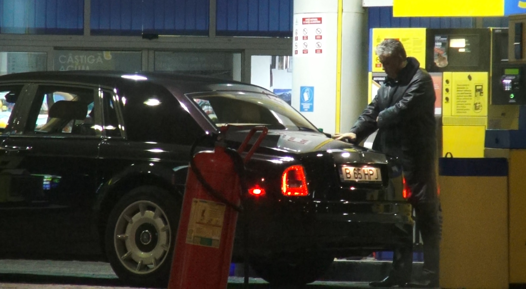 Edy de Romania si-a curatat masina intr-un mod cel putin hilar