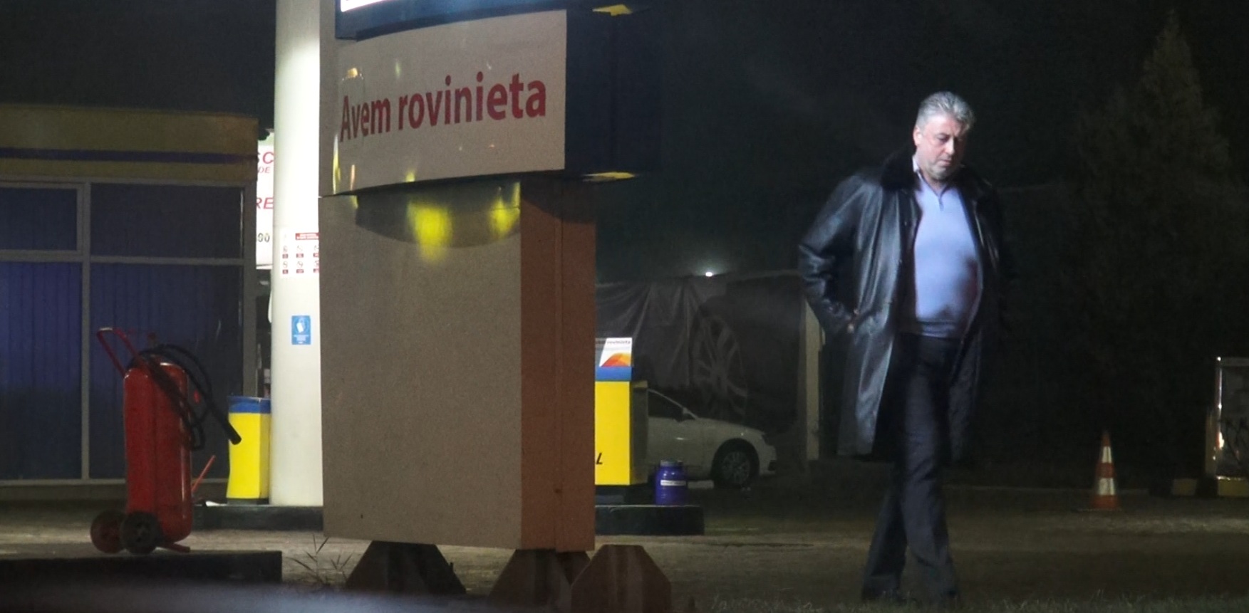 Milionarul s-a simtit stanjenit cand si-a dat seama ca a fost vazut cum isi lustruieste limuzina