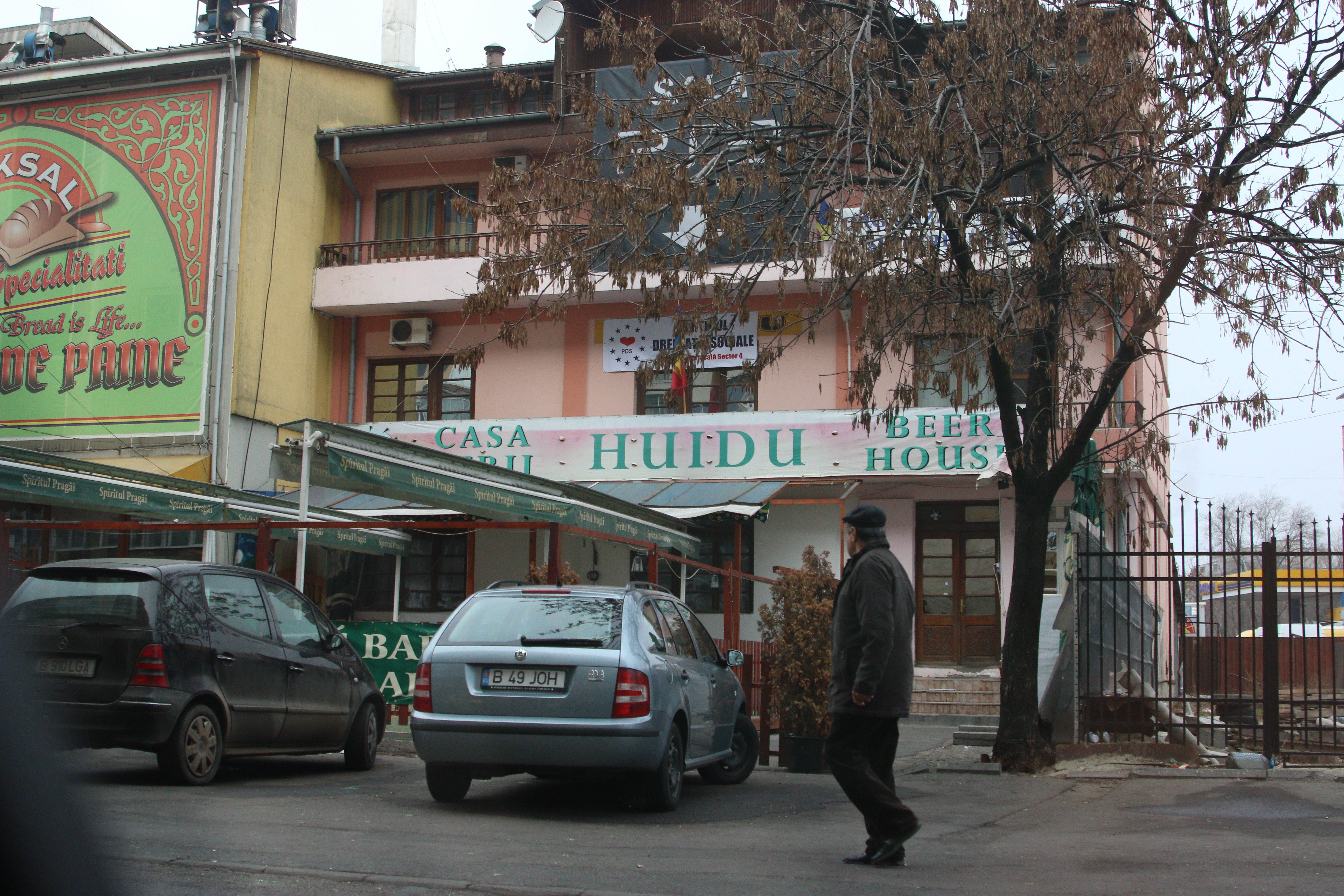 Tatal lui Huidu a tras obloanele peste restaurant