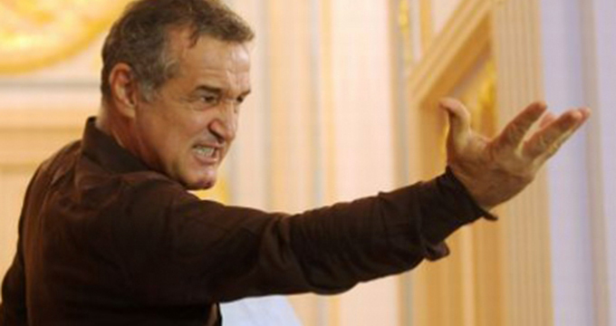 Gigi Becali deschidea anual usa colindatorilor din Pipera