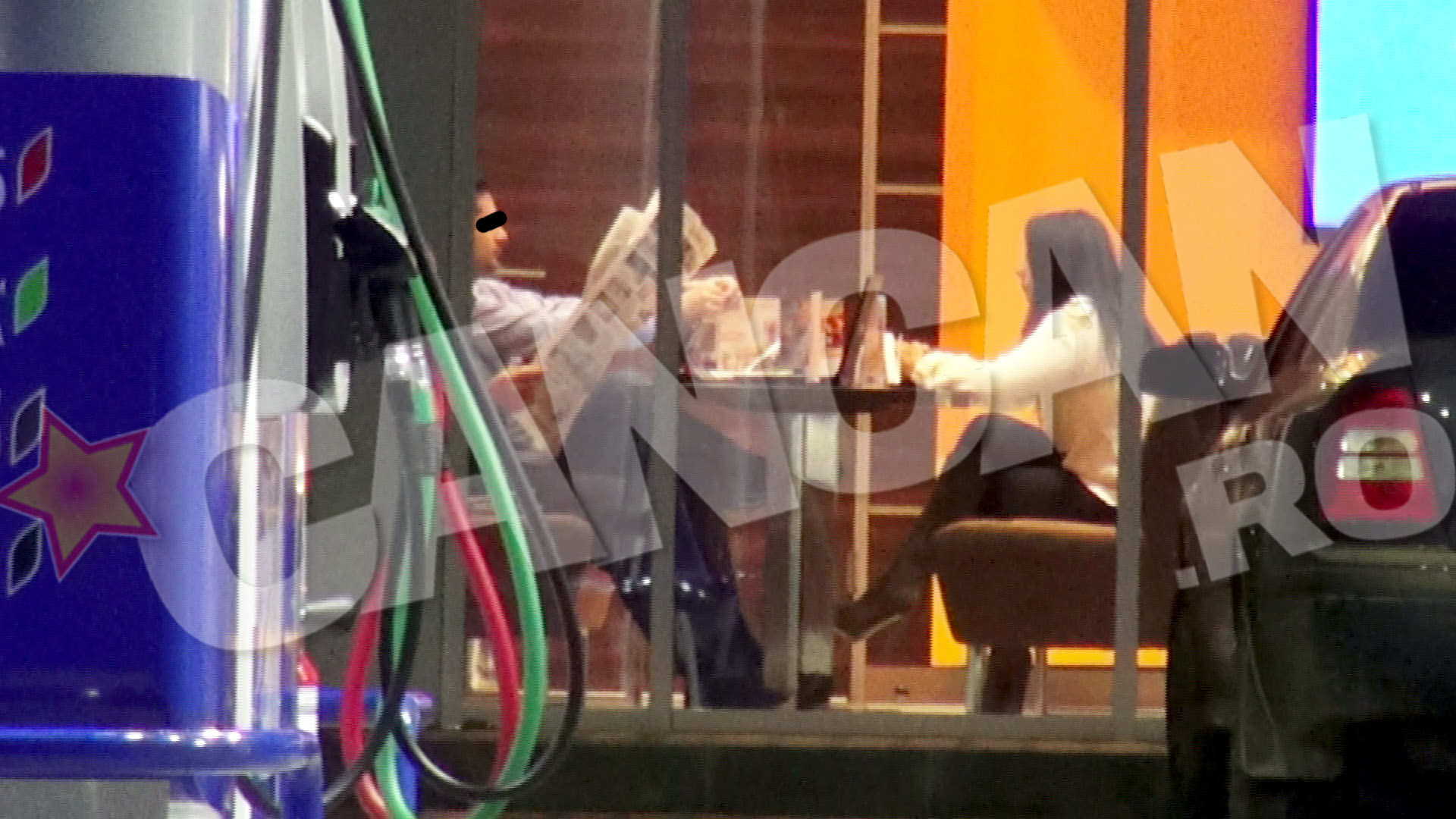 In timp ce Magda Bistriceanu a savurat o cafea, iubitul ei a citit presa