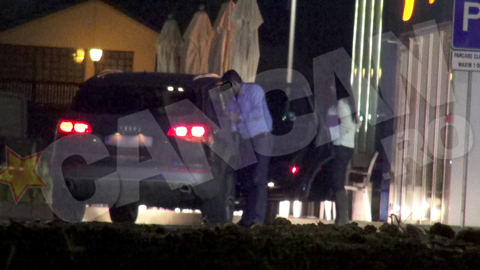 In timp ce parlamentarul asaza ceva pe bancheta din spate, partenera lui se face comoda pe locul din fata