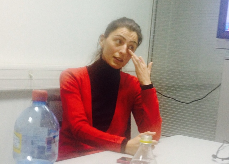 Pentru ca toate lucrurile i-au ramas in apartamentul din care sotul ei a dat-o afara, Roxana Popescu poarta haine de imprumut