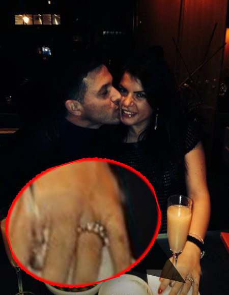 Andra poarta pe deget inelul de logodna