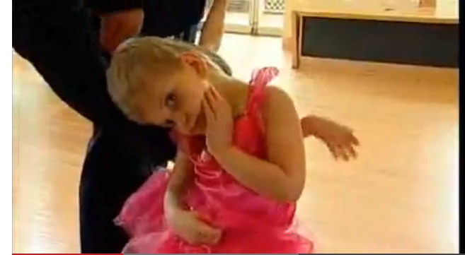 Celor doua fetite le place sa se joace cu alti copii de varsta lor