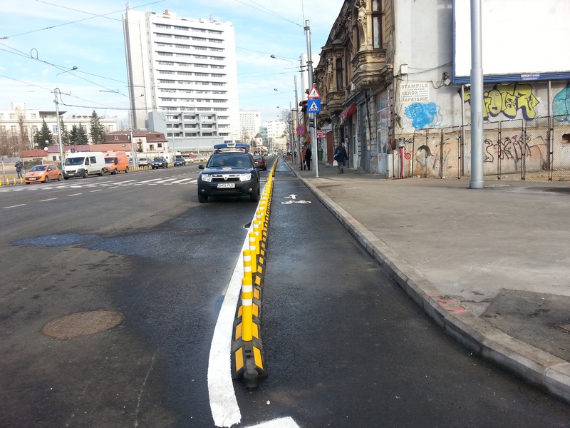 Pistele pentru biciclete sunt protejate de stalpisori speciali