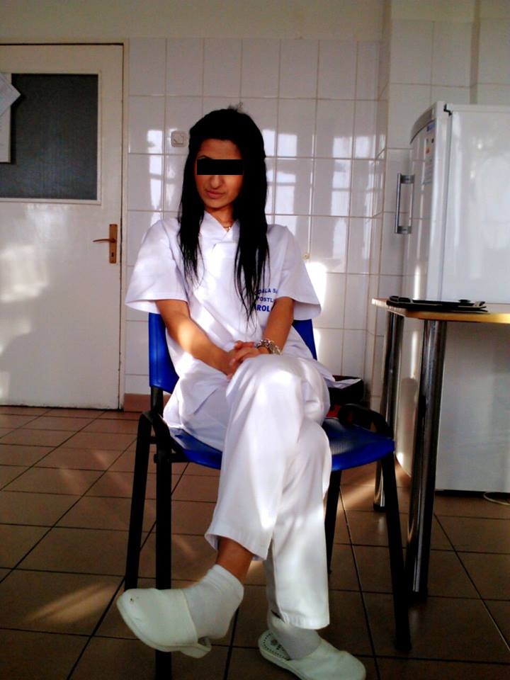 Roxana lucreaza in timpul zilei ca asistenta medicala intr-un spital de copii