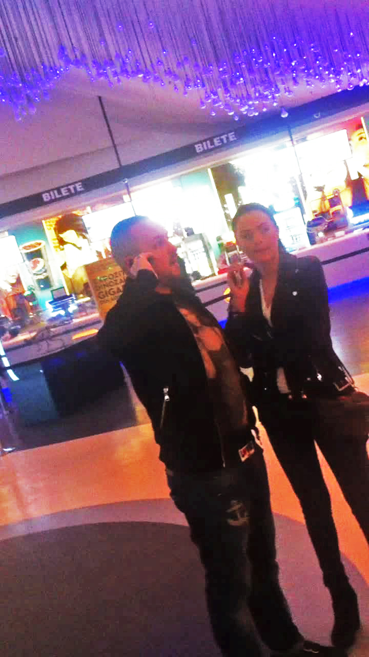 Tanara a asteptat ca iubitul sa termine de vorbit la telefon inaintre de a intra in sala