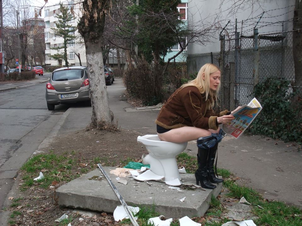 Soprana a fost fotografiata de mama ei in timp ce ... protesta pe un wc