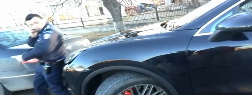 Politistul este lovit cu botul masinii de catre consiliera